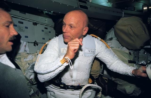 Astronauts Musgrave and Akers suit up for final HST spacewalk